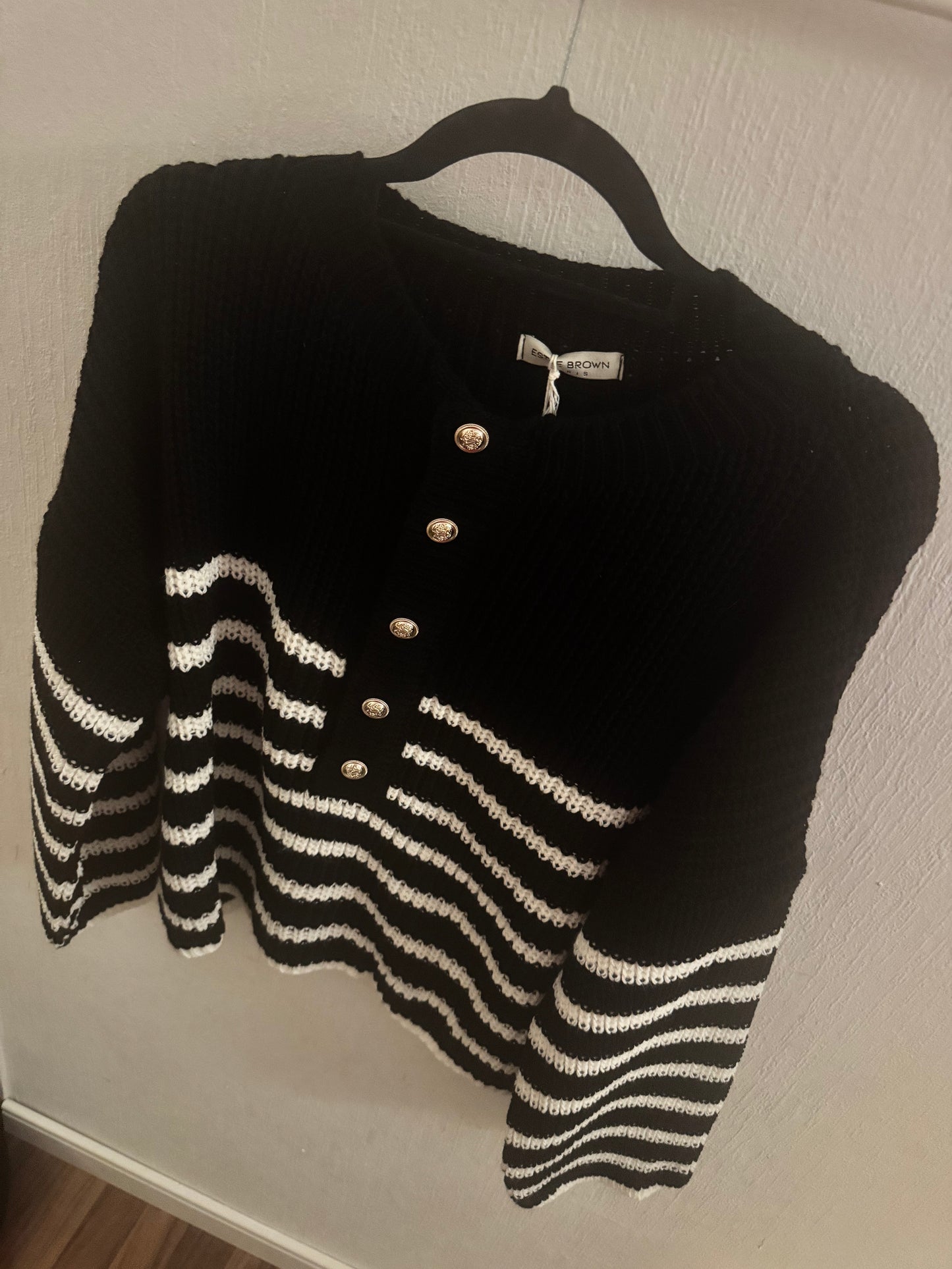 Gestreifter Pullover mit Knöpfen